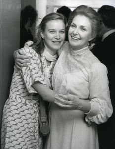 Joanne Woodward, step-daughter, Susan 1981, NY.jpg